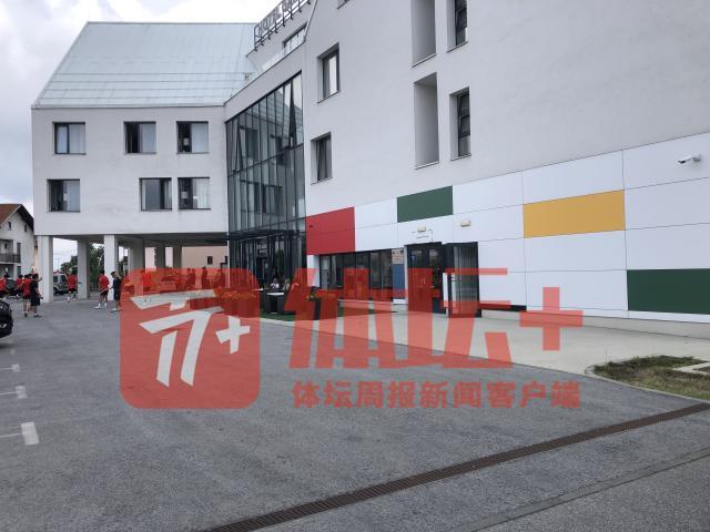 1662039948717091580.jpg 1-国青队下榻的当地酒店全景.jpg