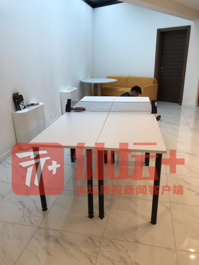 1662040015395039922.jpg 10-健身房外临时拼凑起来的乒乓球桌.jpg