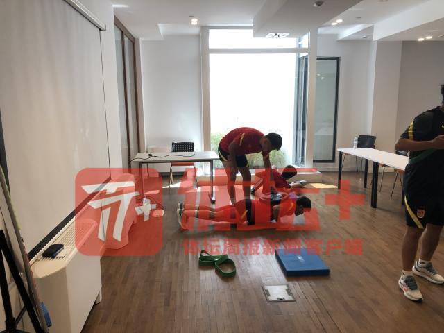 1662040049415009957.jpg 9-健身房因较小,球员们直接在健身房外的会议室里展开训练.jpg